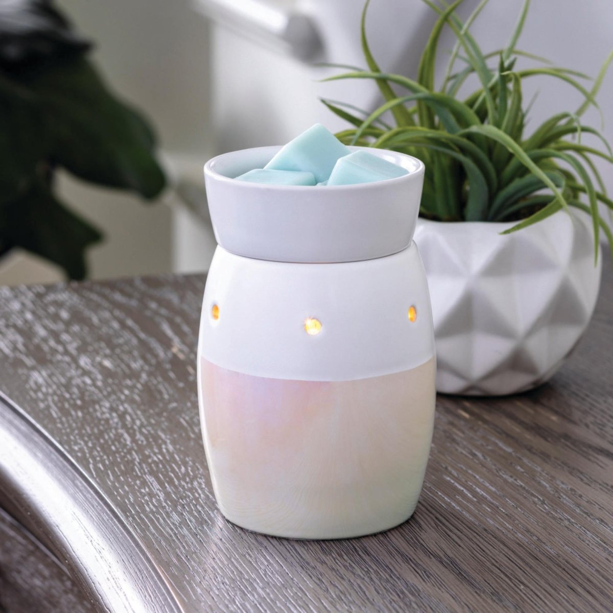 Iridescent_Midsize_Illumination_wax_melt_Warmer hallway