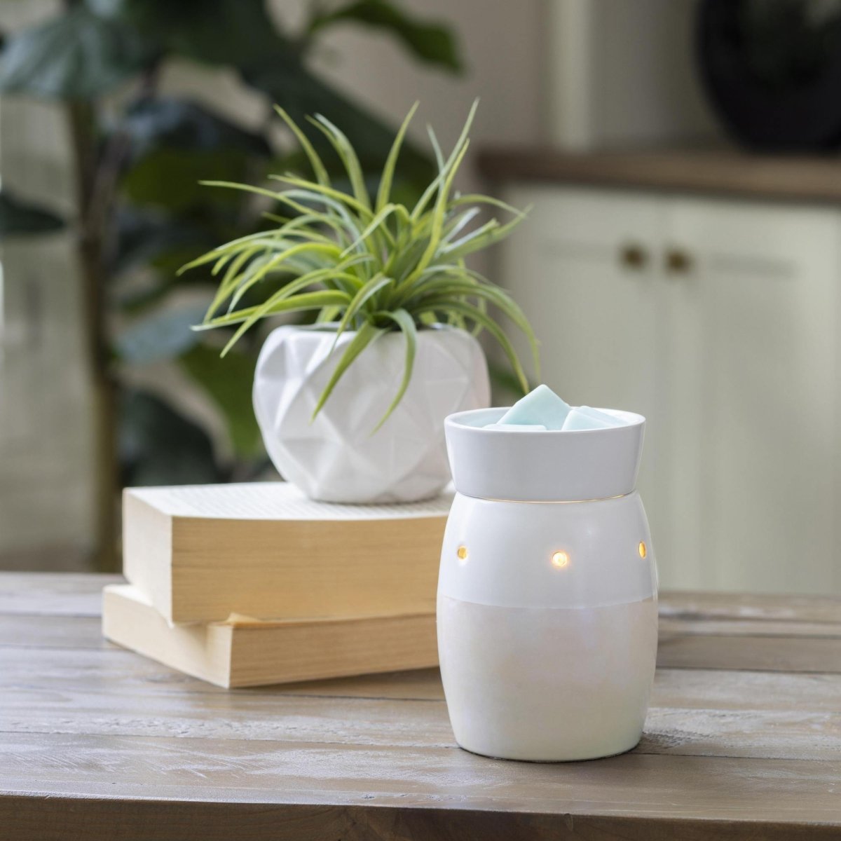 Iridescent_Midsize_Illumination_wax_melt_Warmer living room